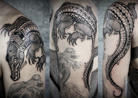 Atemberaubendes im Tribal Stil Alligator Tattoo an der Schulter