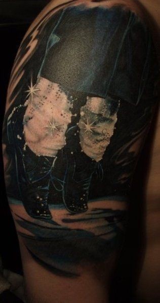 Tatuaje en el brazo, piernas de un hombre, colores negro y blanco