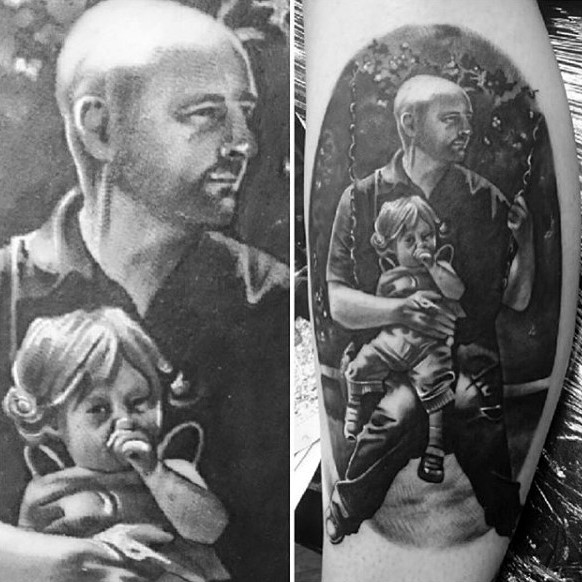 Atemberaubendes sehr detailliertes Porträt des Vaters mit Tochter Tattoo am Bein
