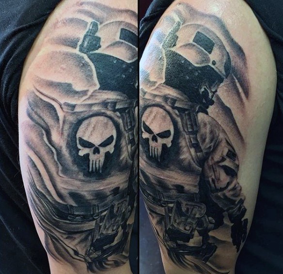 Tatuaje en el brazo, soldado moderno con logo de cráneo