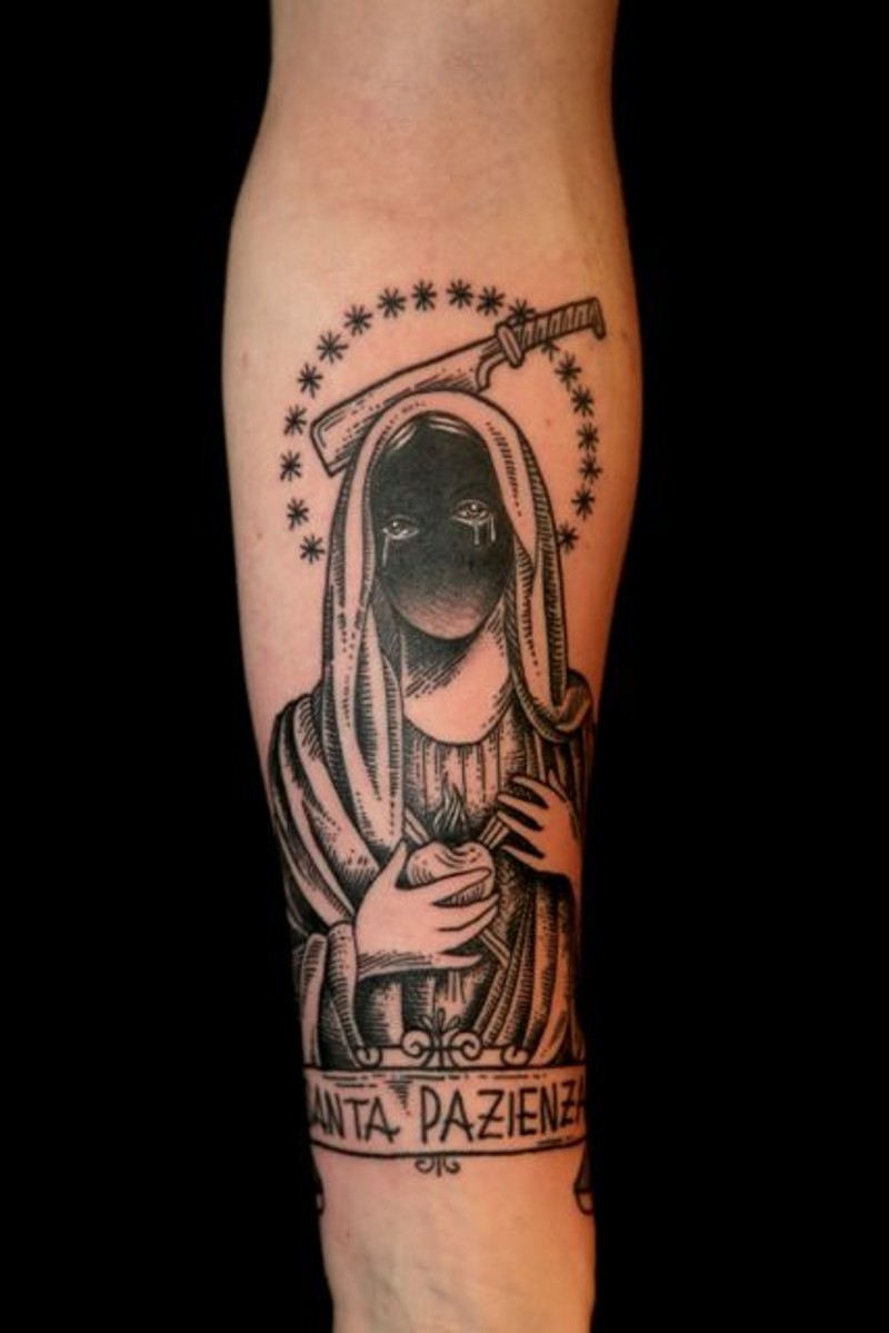 Dumm gemalte mystische Frau mit Klinge im Kopf und Schriftzug Tattoo am Arm