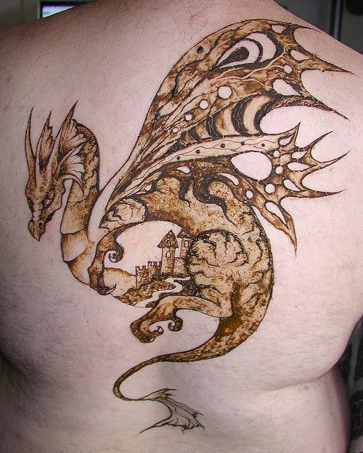 Stilisierter Drache Tattoo am Rücken