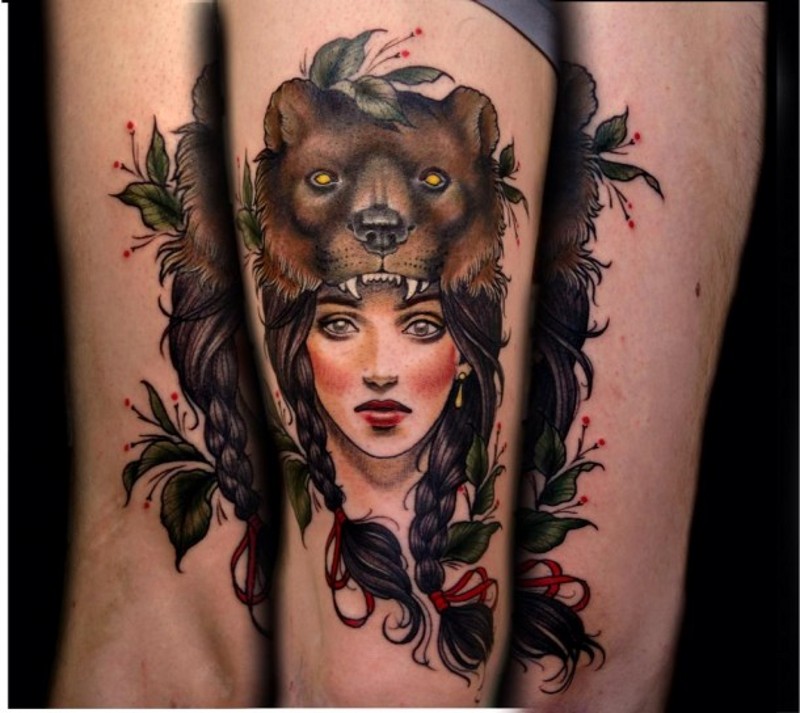 Stilvolles elegant aussehendes farbiges Arm Tattoo von Tribal Frau mit Helm aus Bärenhaut