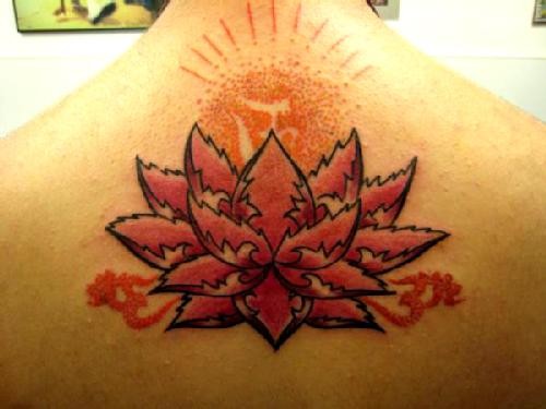 fiore loto rosa stilizzato con mantra e alba tatuaggio sulla schiena