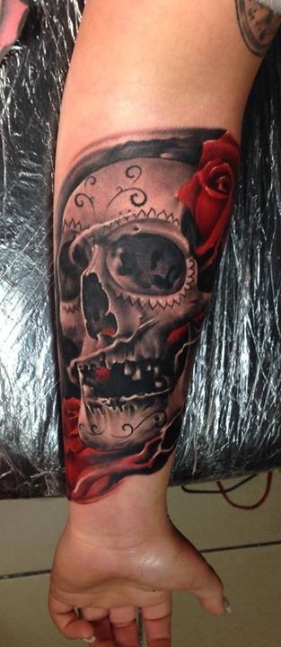Tattoo von süßem Totenkopf mit roter Rose am Unterarm von Razvan Popescu