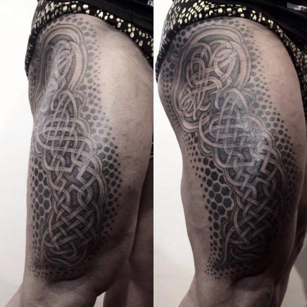 Super painted large thigh tattoo of big Celtic ornament