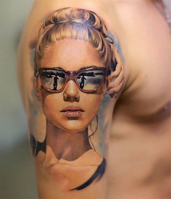 Tatuaje en el brazo,
chica con gafas realista