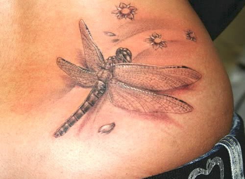Tatuaje en las costillas, libélula volumétrica