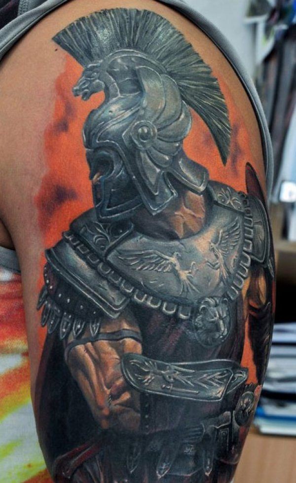 Tatuaje en el brazo, gladiador fuerte realista volumétrico