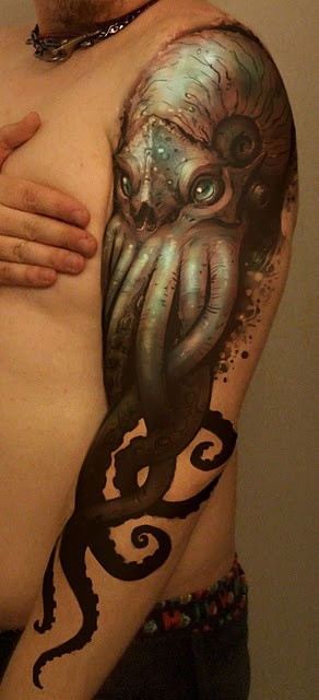 Tatuaje  de calamar gigantesco en el brazo