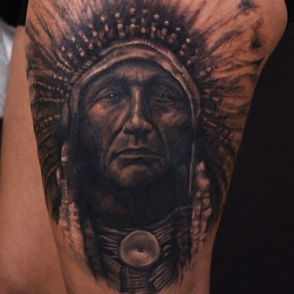 Sehr realistisches Porträt eines alten Indianers Tattoo von Luka Lajoie