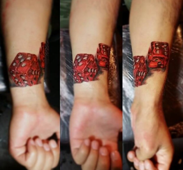 Tatuaje de dados rojos volumétricos en la muñeca