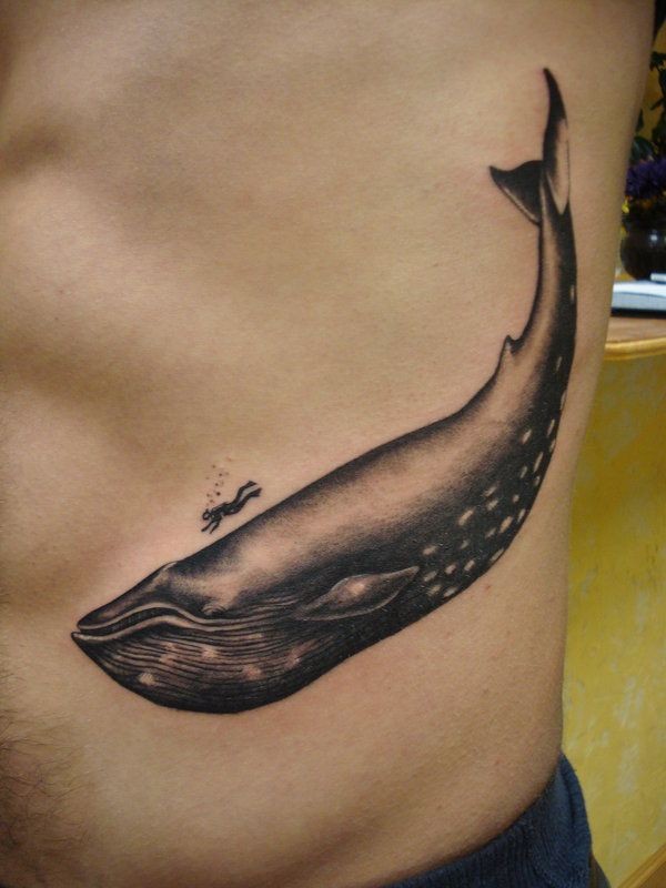 Super realistic size men&quots with whale tattoo on back