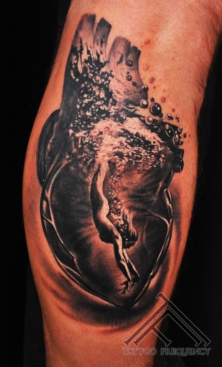 Wunderbares schwarzweißes Arm Tattoo mit dämonischen Händen und Wasser