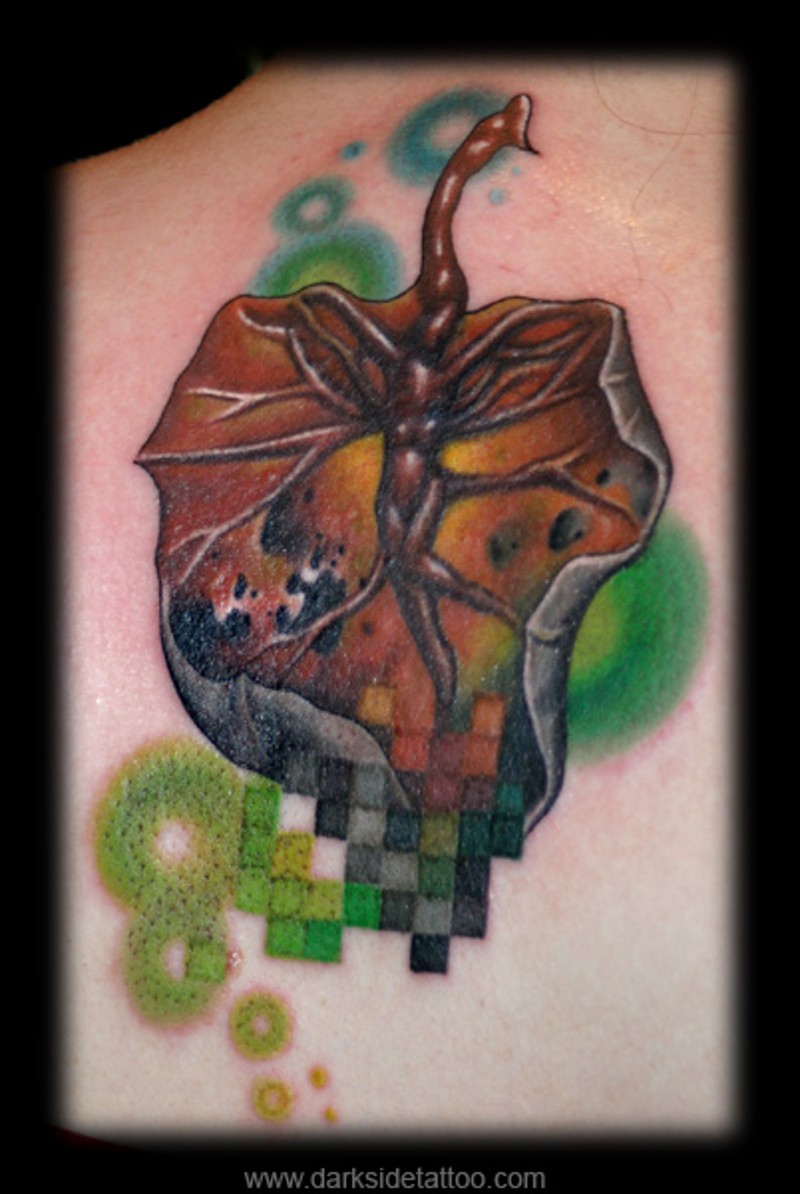 Wunderbares farbiges Rücken Tattoo von natürlichem Blatt mit geometrischen Figuren