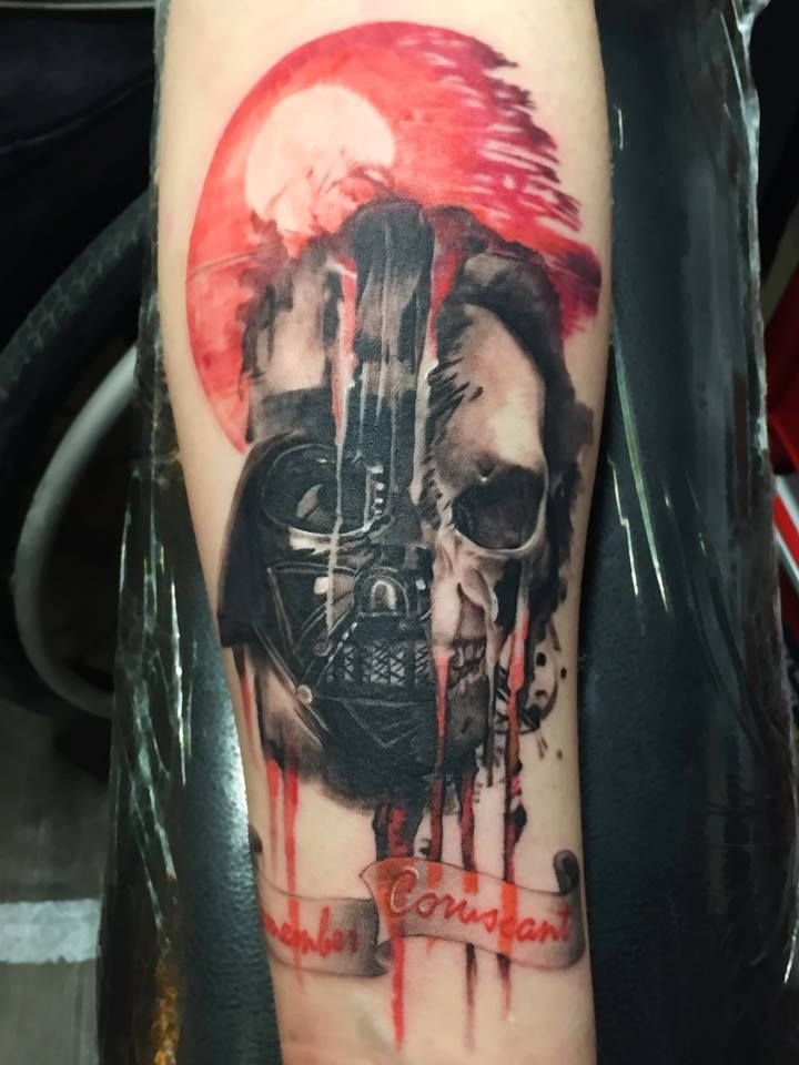 Wunderbares farbiges Unterarm Tattoo von Darth Vaders Helm mit Schriftzug