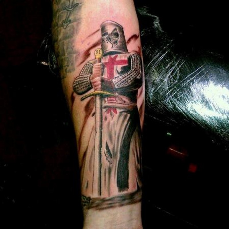 Wunderbares farbiges Unterarm Tattoo mit mittelalterlichem englischem Ritter
