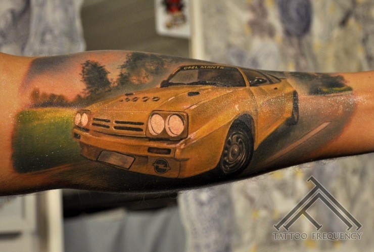 Wunderbares und farbiges Unterarm Tattoo mit gelbem Rennwagen