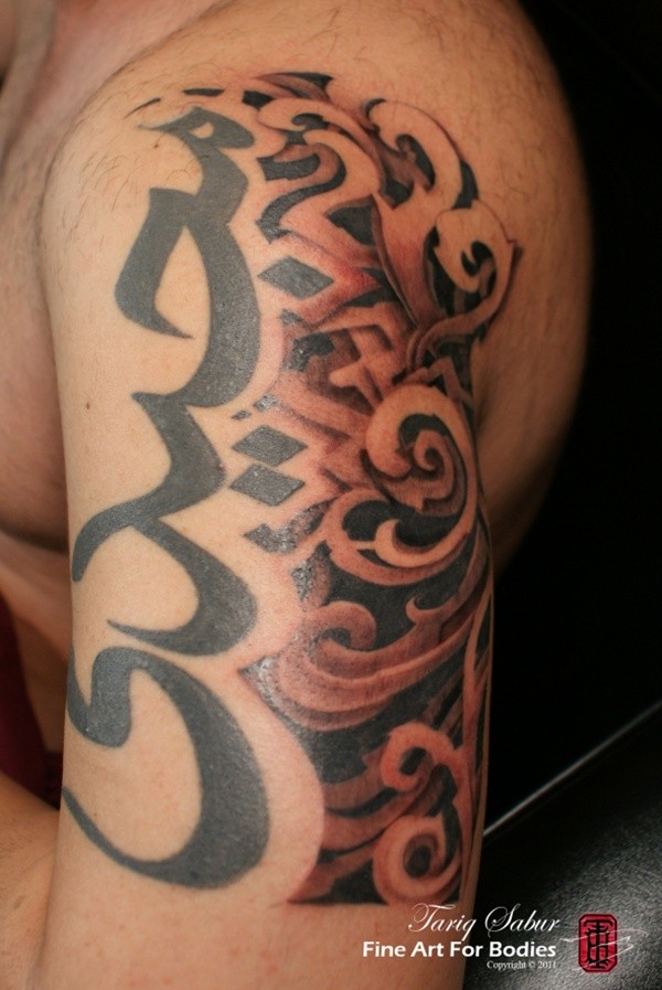 Tatuaje en el brazo, signos y ornamento de color