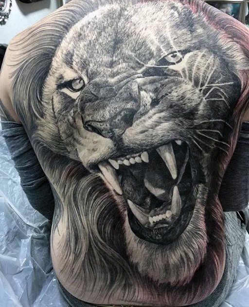Tatuaggio intero superiore dettagliato della testa di leone con grandi denti