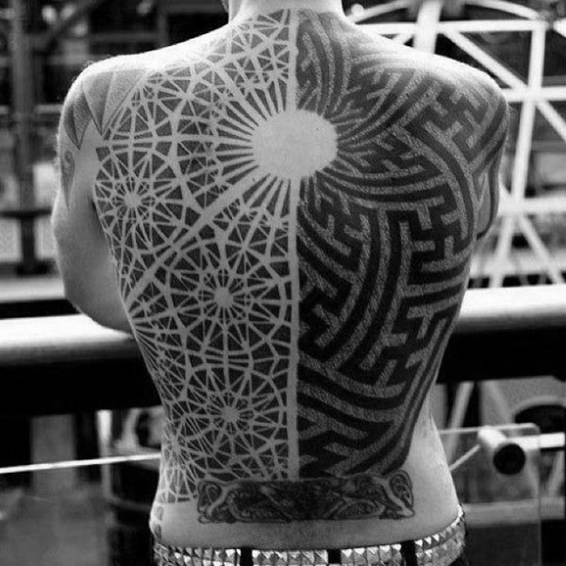 Toller geometrischer Stil schwarzes und weißes großes Ornamente Tattoo am ganzen Rücken