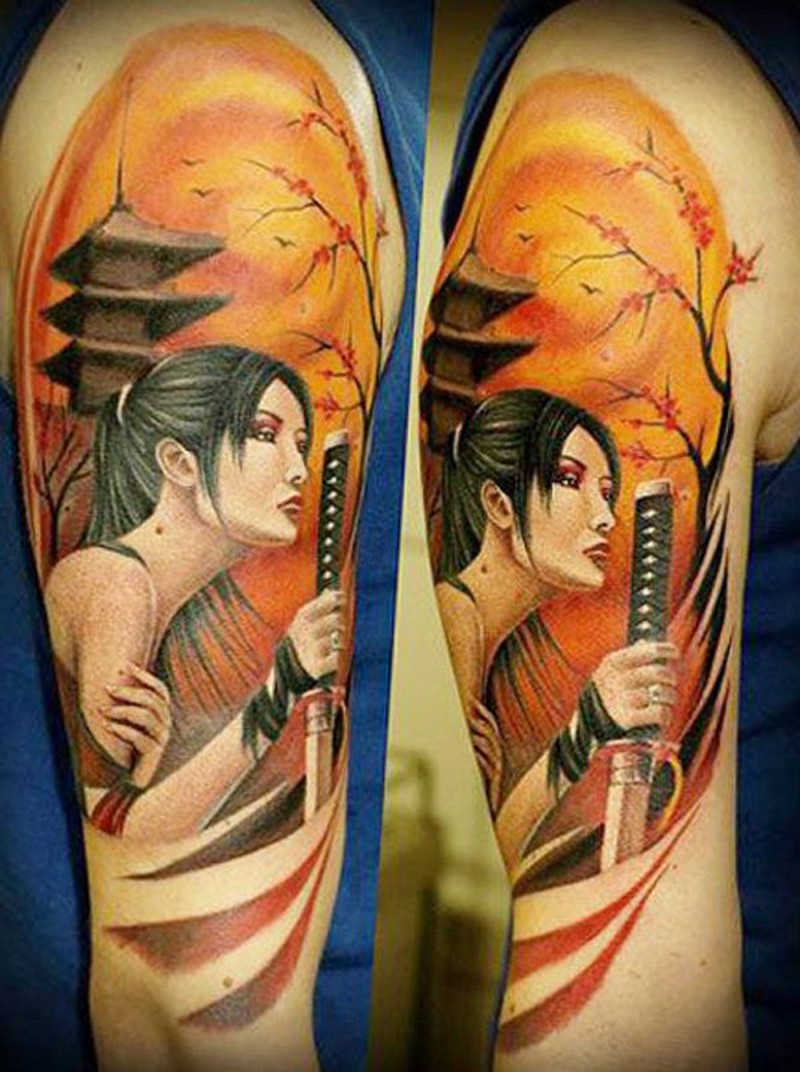 Wunderbares mehrfarbiges Schulter Tattoo mit detaillierter asiatischer Frau mit Schwert