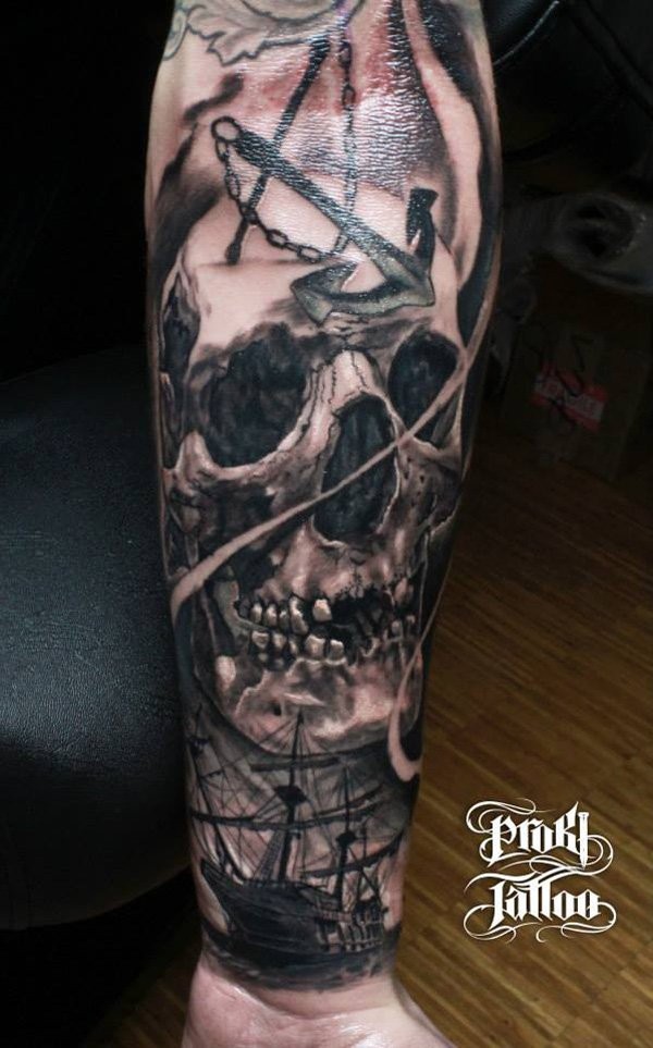 Wunderbar gemalter schwarzer menschlicher Schädel Tattoo am Ärmel mit Anker und Segelschiff