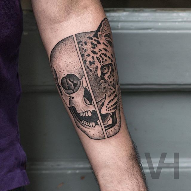 Superior pintada por Valentin Hirsch antebraço de tatuagem de crânio humano dividido e cabeça de leopardo