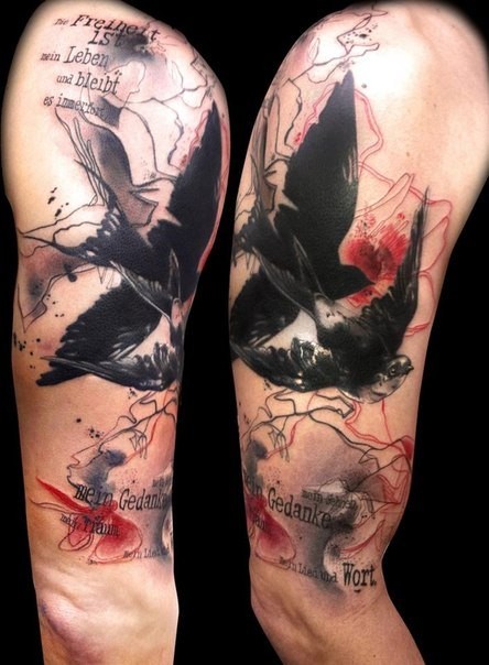 Toller Stil gemaltes großes farbiges Tattoo mit Schriftzug und Vögel an der Schulter