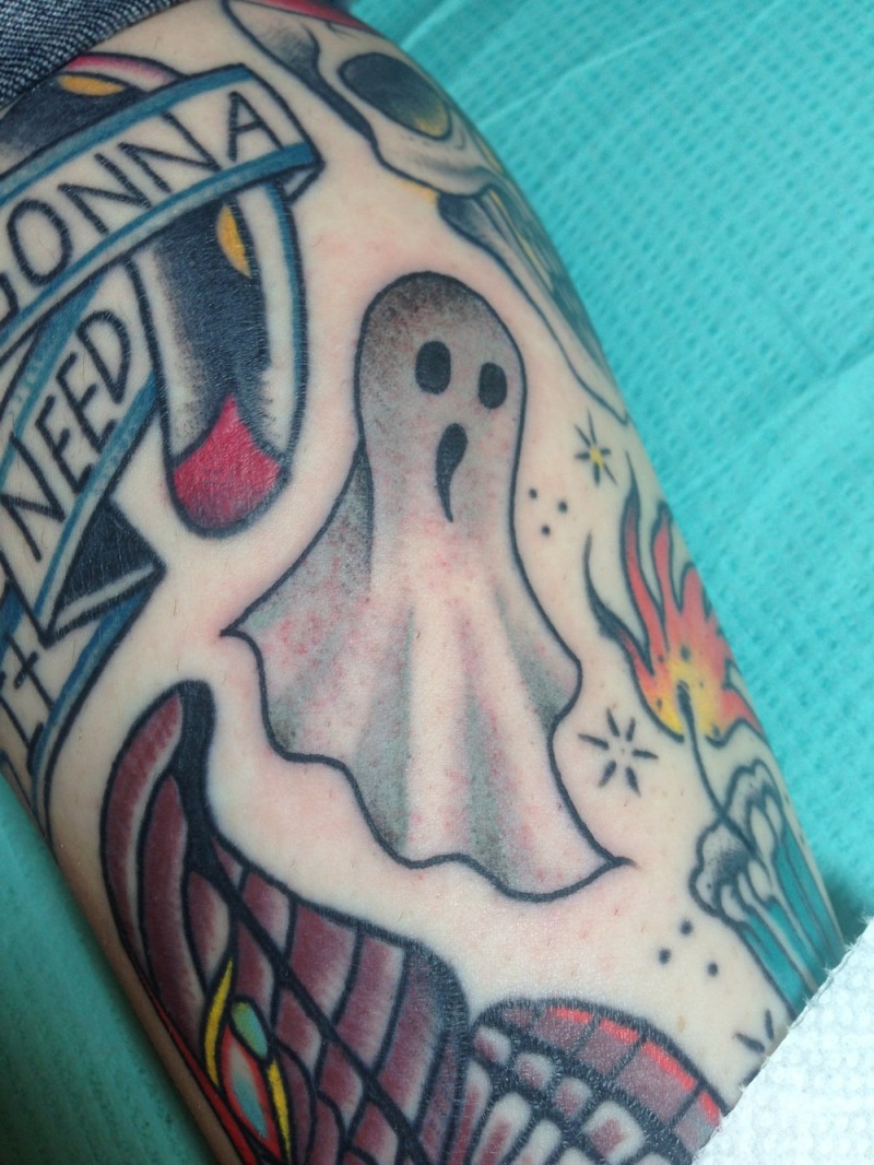 Tatuaje en la pierna, fantasma misterioso blanco