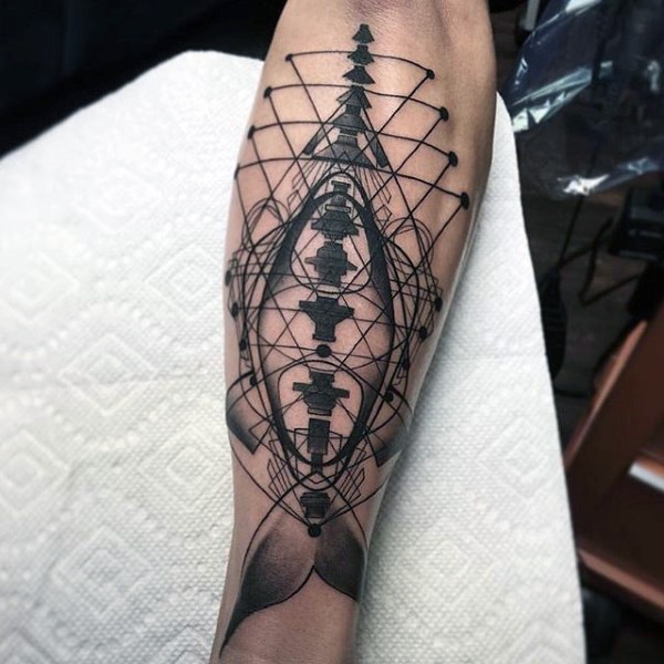 Surrealistisches schwarzes Unterarm Tattoo mit Fisch und verschiedenen Ornamenten