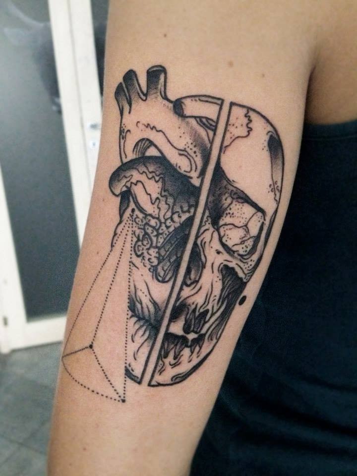 Estilo Surrealismo tinta preta projetada por Michele Zingales tatuagem braço do crânio humano com o coração