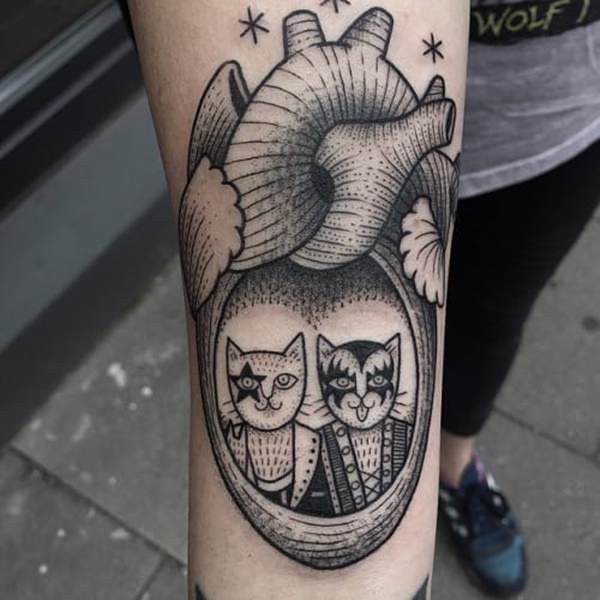 Surrealismo estilo tinta preta antebraço tatuagem de humanos ouvir com casal de gato