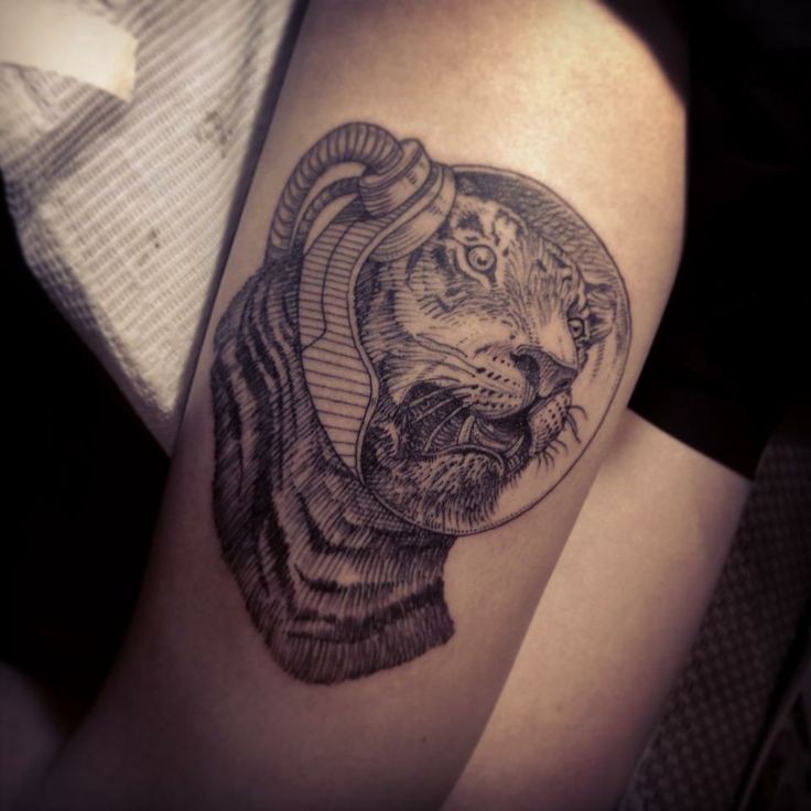 Tatuaggio della tigre in inchiostro nero stile surrealismo alla coscia in tuta da astronauta