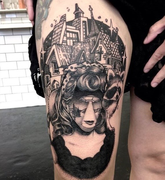 Tatuaje del muslo de tinta negra estilo surrealista del retrato de una mujer extraña con una gran casa