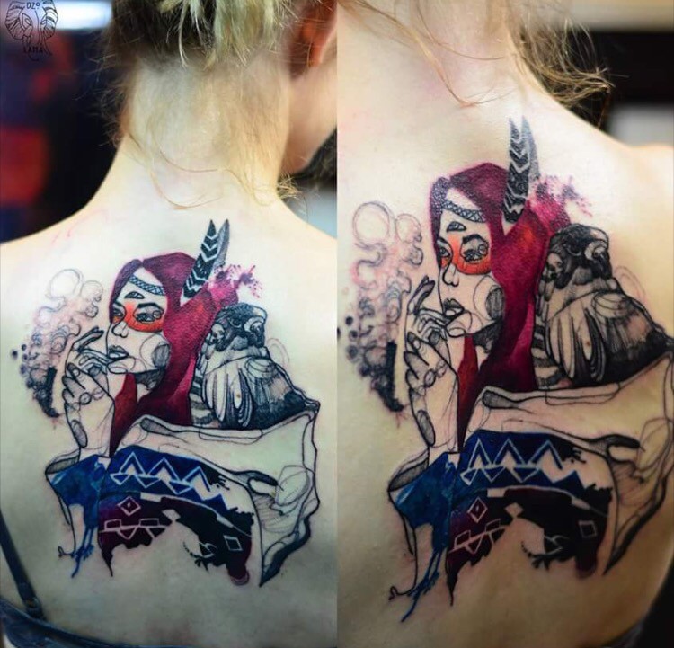 Estilo surrealista coloreado por Joanna Swirska tatuaje de la parte superior de la espalda de una mujer india con plumas