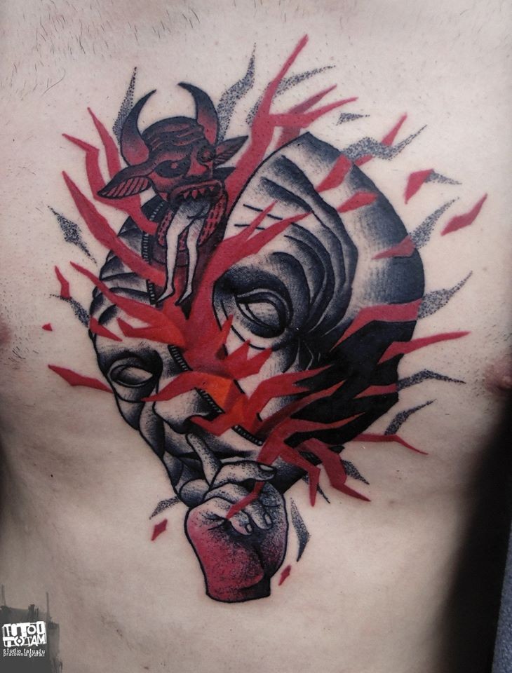 Surrealistischer Stil gefärbter menschlicher Kopf mit blutigem Teufel Tattoo an der Brust