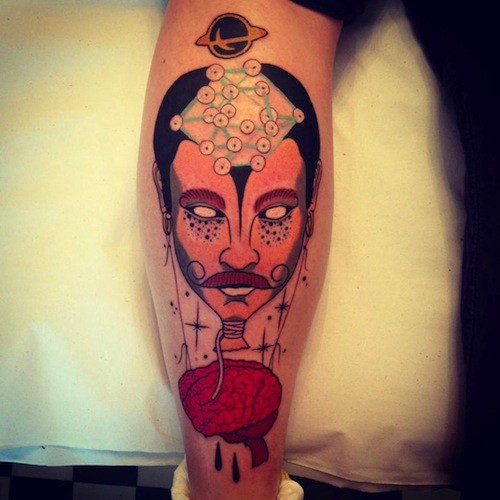 Surrealismus Stil farbiges Bein Tattoo mit Gesicht des mystischen Mannes mit Gehirn