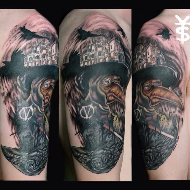 Tatuagem de ombro colorida estilo surrealismo de médico de peste assustador com corvos e cidade velha