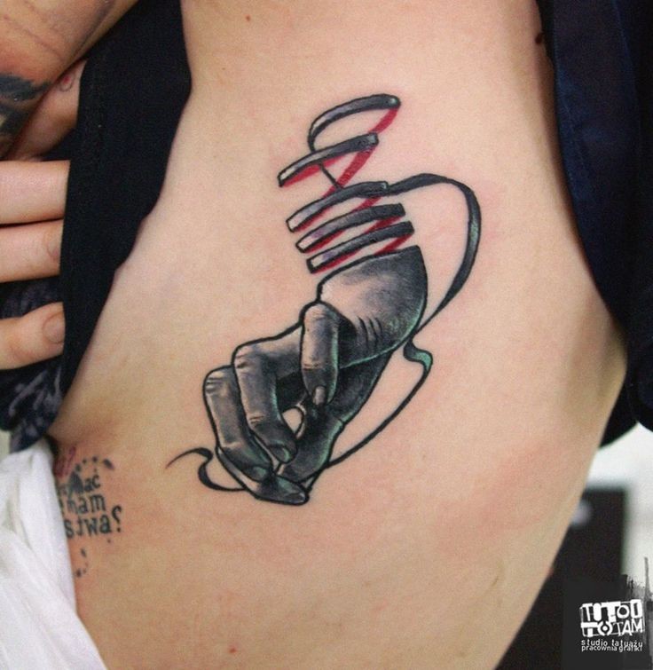 Surrealistischer Stil farbiges Seite Tattoo mit interessant geformter menschlicher Hand