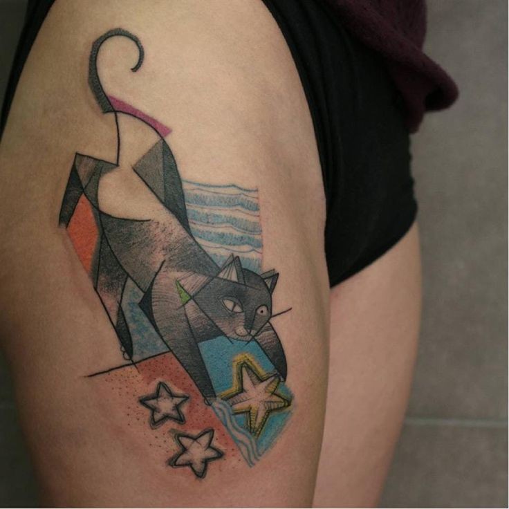 O estilo do surrealismo coloriu a tatuagem da coxa do gato com estrelas