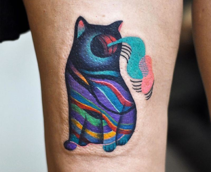 Surrealismusstil farbiger Oberschenkel Tattoo der Katze