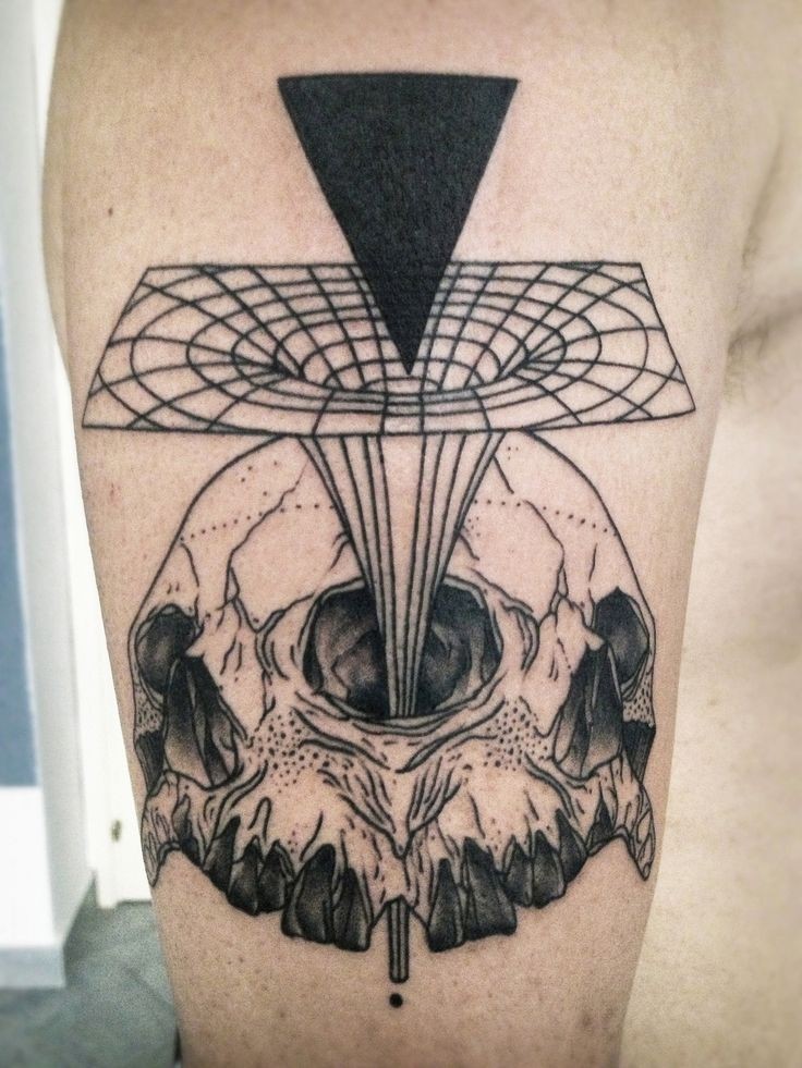 Stile surreale dipinto da Michele Zingales tatuaggio del braccio superiore del teschio umano