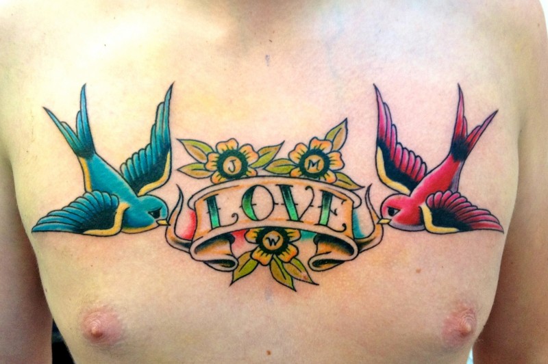 Tatuaje en el pecho, dos aves de colores azul y rosa con letrero amor