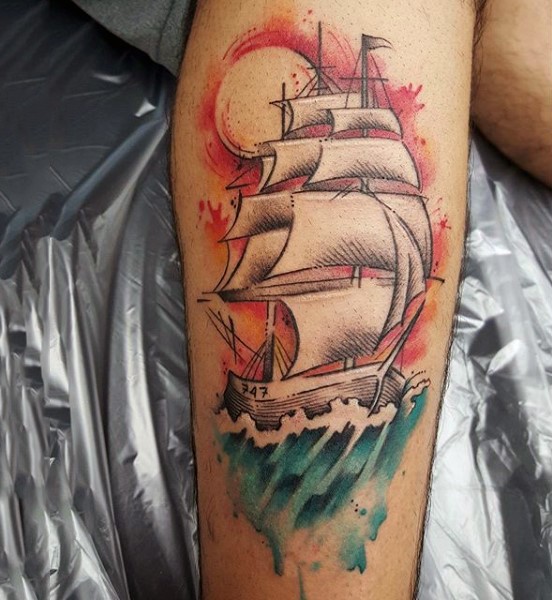 Tatuaje en la pierna, barco precioso en el mar