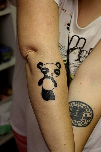 dolce piccolo cinese panda tatuaggio su braccio