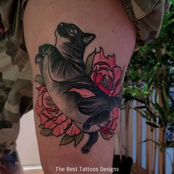 Sweet looking colored thigh tattoo of beautiful cat and flowers