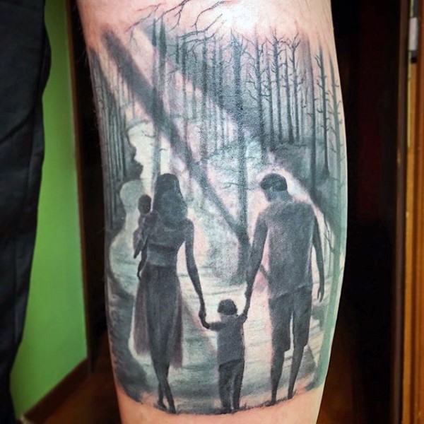 Tatuaje en el brazo, familia de cuatro personas en el bosque