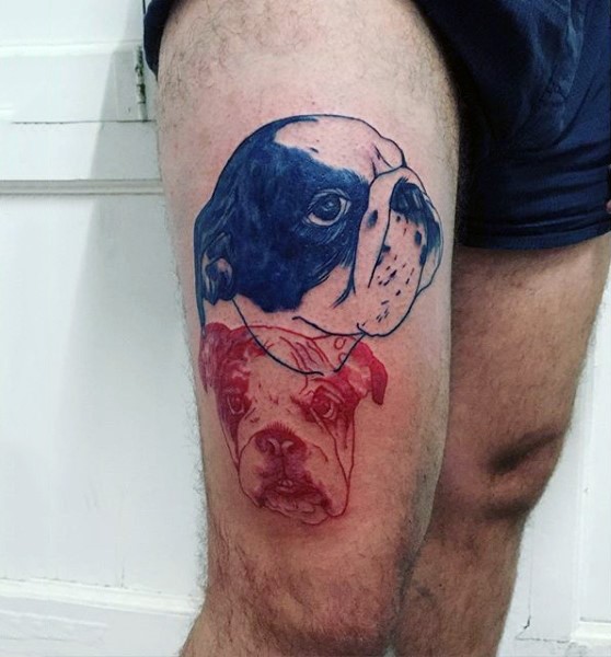 Tatuaje en el muslo,  retrato de dos bulldogs franceses de colores negro y rojo