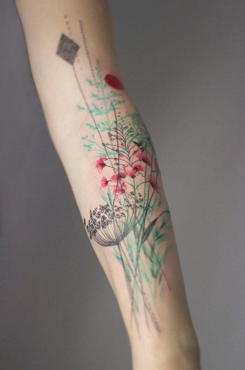 Tatuaje en el brazo, flores silvestres hermosas